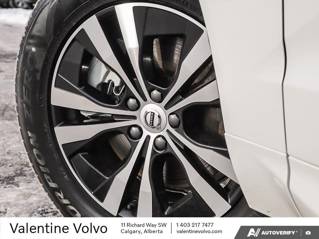 2025 Volvo XC60 Plug-In Hybrid Core Dark Theme-5