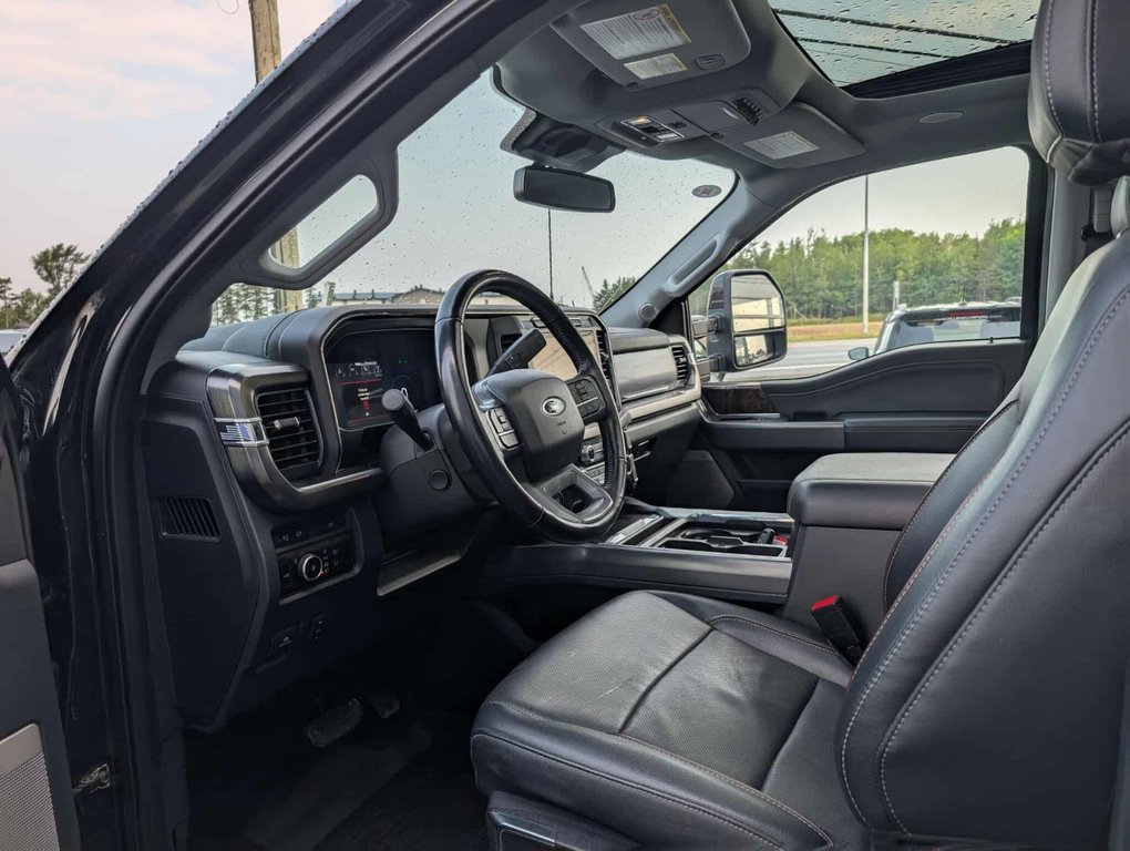 Ford Super Duty F-350 SRW LARIAT  HAUT NIVEAU Ensemble DÉCOR NOIR 2024 à Matane, Québec - 15 - w1024h768px