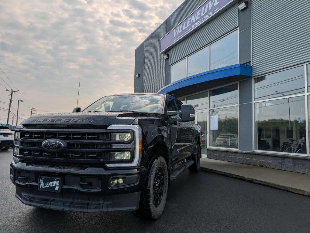 Ford Super Duty F-350 SRW LARIAT  HAUT NIVEAU Ensemble DÉCOR NOIR 2024 à Matane, Québec - 2 - w1024h768px
