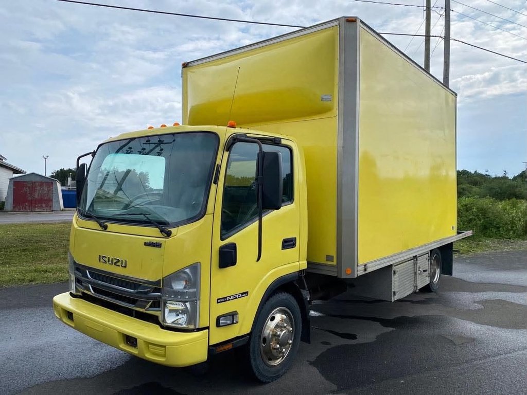 2017 Isuzu NPR HD GAS REG BOÎTE DE 18 PIEDS in Matane, Quebec - 1 - w1024h768px