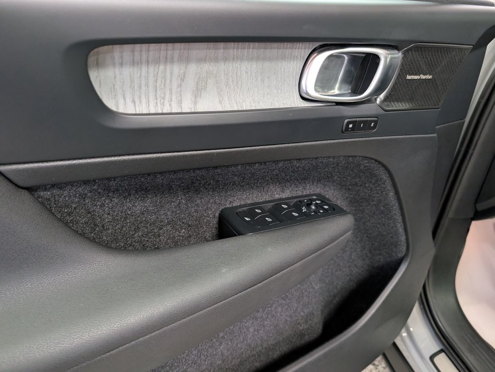 2024 Volvo XC40 PLUS DARK THEME-5