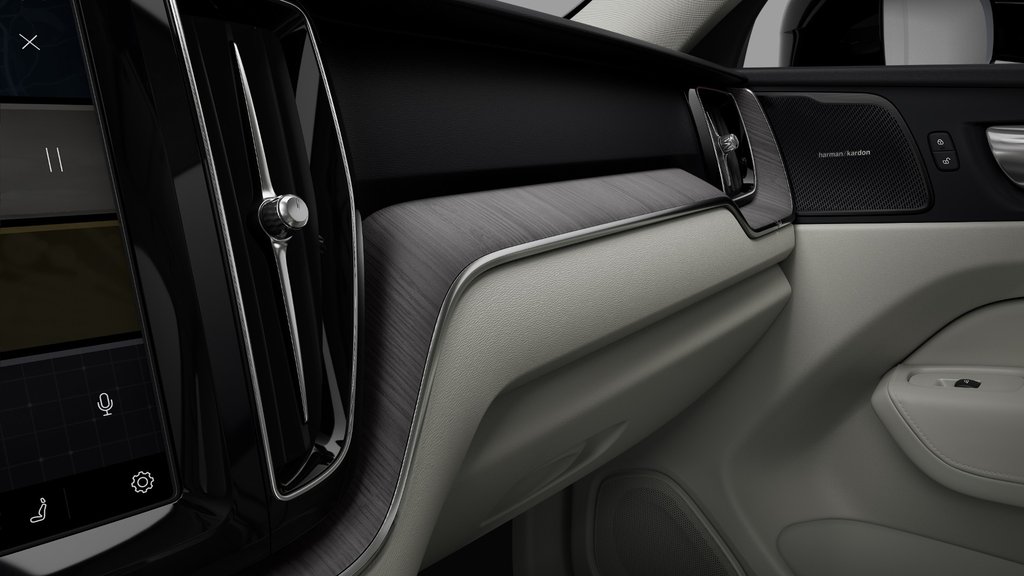 2025 Volvo XC60 Plug-In Hybrid Plus Dark Theme-6