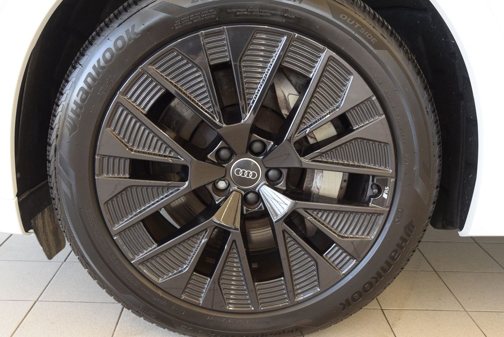 2024 Audi Q8 e-tron PREMIUM PACKAGE+BLACK COMPETITION in Laval, Quebec - 3 - w1024h768px