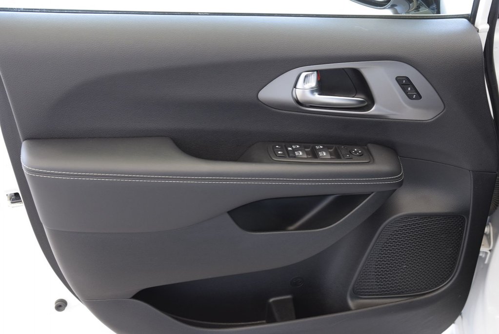 2025 Chrysler Pacifica SELECT+CUIR+CAPITAINE+LED in Laval, Quebec - 26 - w1024h768px