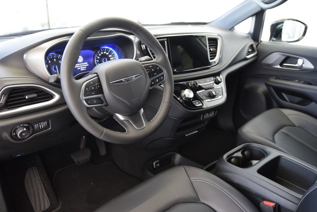 2025 Chrysler Pacifica SELECT+CUIR+CAPITAINE+LED in Laval, Quebec - 28 - w1024h768px