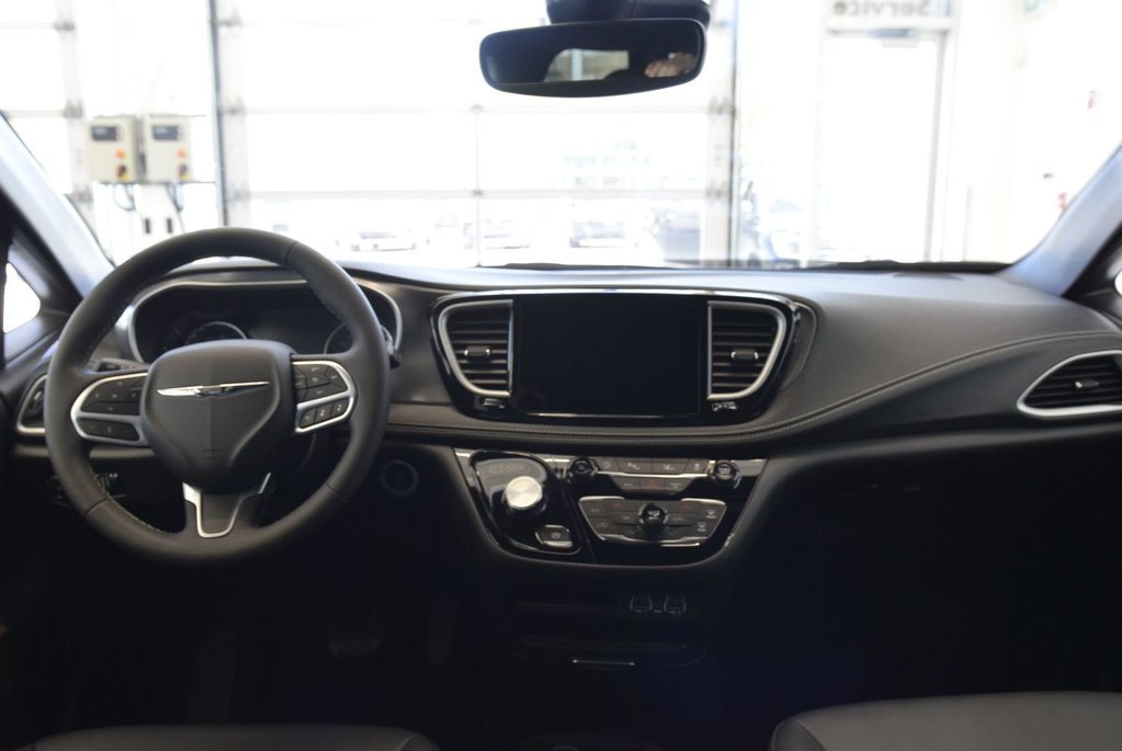 2025 Chrysler Pacifica SELECT+CUIR+CAPITAINE+LED in Laval, Quebec - 12 - w1024h768px