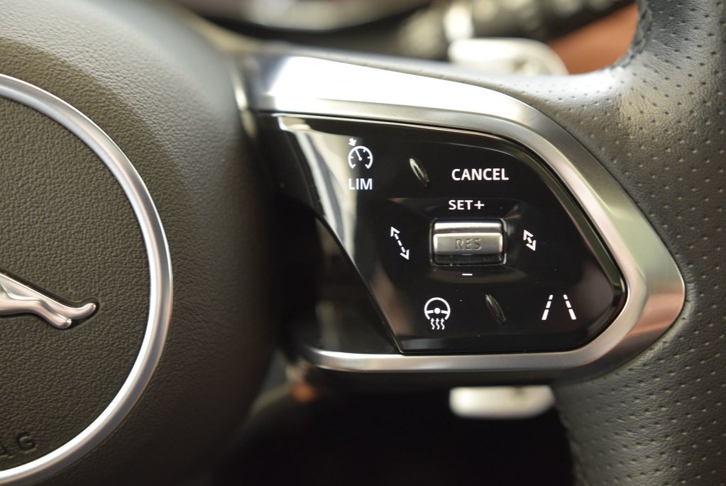 2023 Jaguar F-PACE R-Dynamic S+CUIR+TOIT+LED+ in Laval, Quebec - 25 - w1024h768px