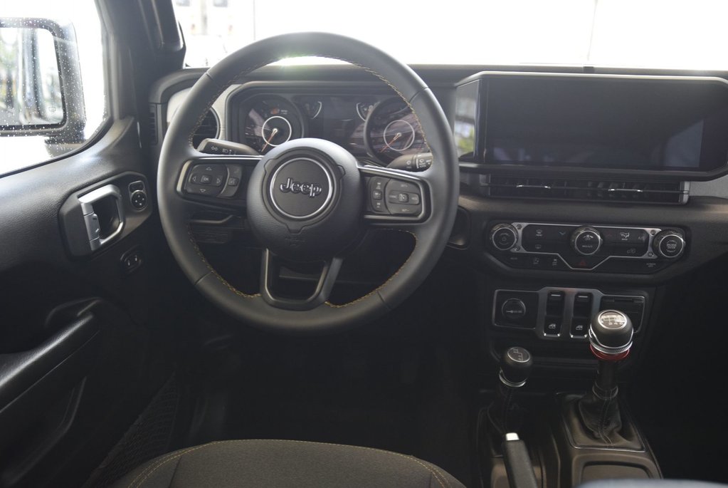 2025 Jeep Wrangler Sport S+AIR CLIM+COMME NEUF in Laval, Quebec - 8 - w1024h768px