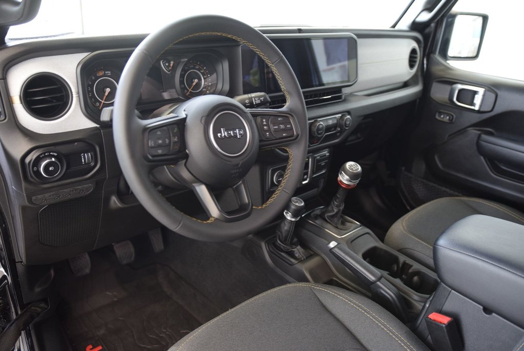 2025 Jeep Wrangler Sport S+AIR CLIM+COMME NEUF in Laval, Quebec - 25 - w1024h768px