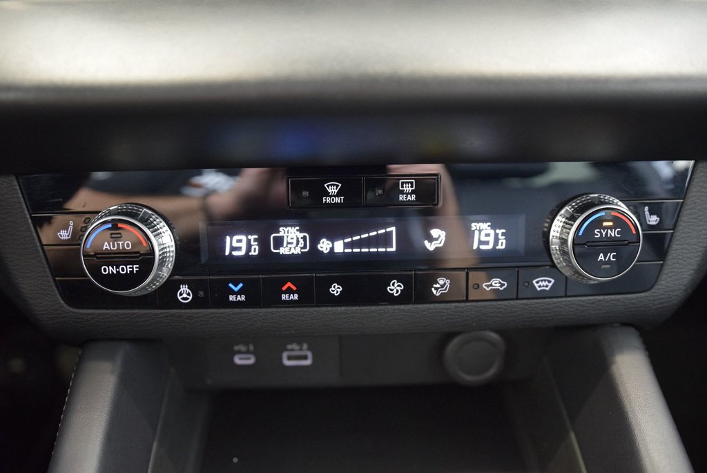 Mitsubishi OUTLANDER PHEV SEL+CUIR+TOIT PANO+AWD+WOW 2023 à Laval, Québec - 30 - w1024h768px