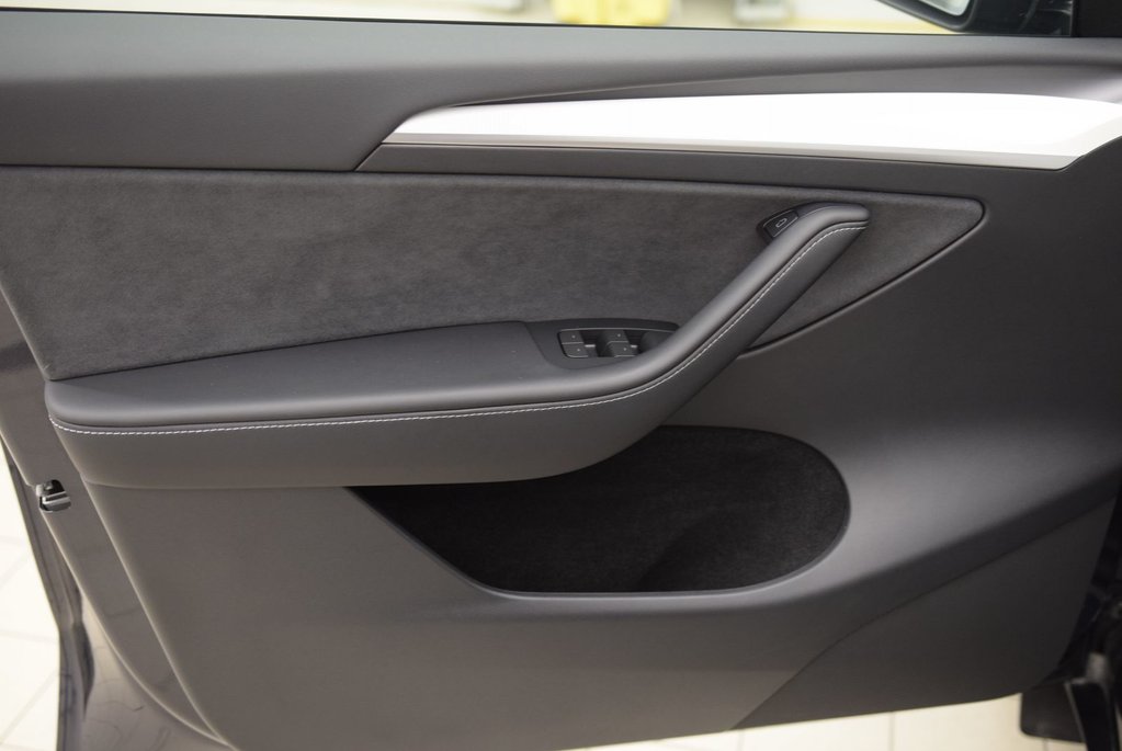 2024 Tesla Model Y SR+CUIR BLANC+LED+BAS KM in Laval, Quebec - 17 - w1024h768px