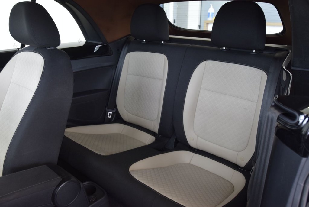 Volkswagen Beetle Convertible Wolfsburg Edition+TOIT BRUN+ 2019 à Laval, Québec - 19 - w1024h768px