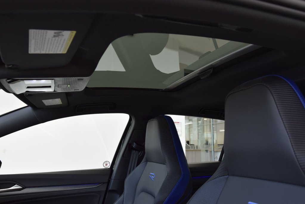 2025 Volkswagen Golf R TOIT PANO+AKRAPOVIC+AWD+ in Laval, Quebec - 8 - w1024h768px