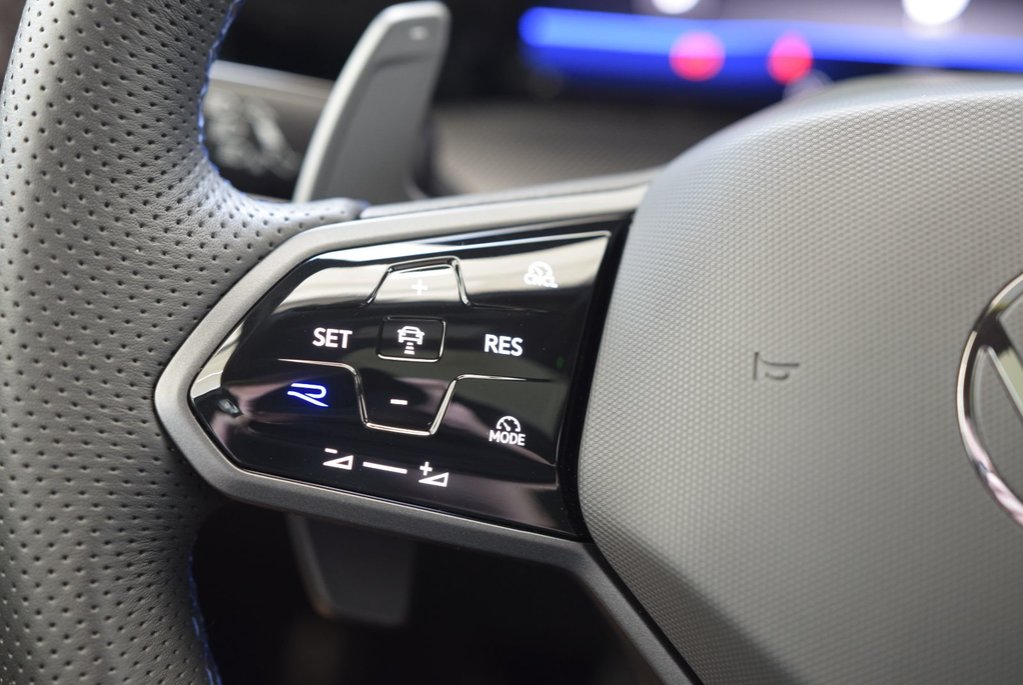 2025 Volkswagen Golf R TOIT PANO+AKRAPOVIC+AWD+ in Laval, Quebec - 26 - w1024h768px