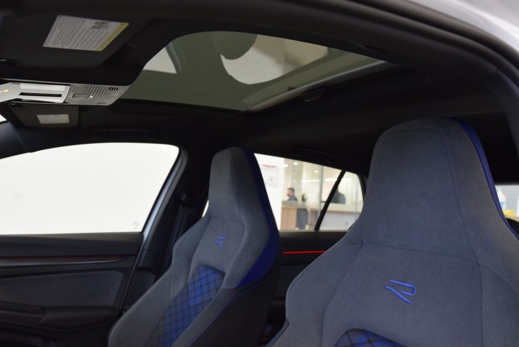 2025 Volkswagen Golf R BLACK PACKAGE+AKRAPOVIC in Laval, Quebec - 8 - w1024h768px