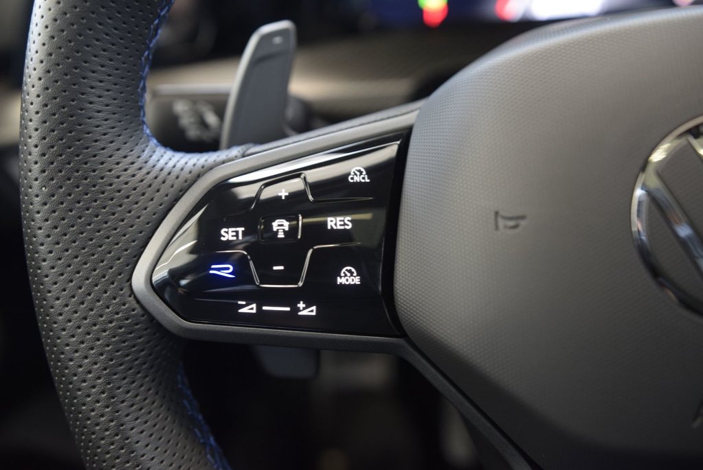 2025 Volkswagen Golf R BLACK EDITION+AKKRAPOVIC in Laval, Quebec - 25 - w1024h768px