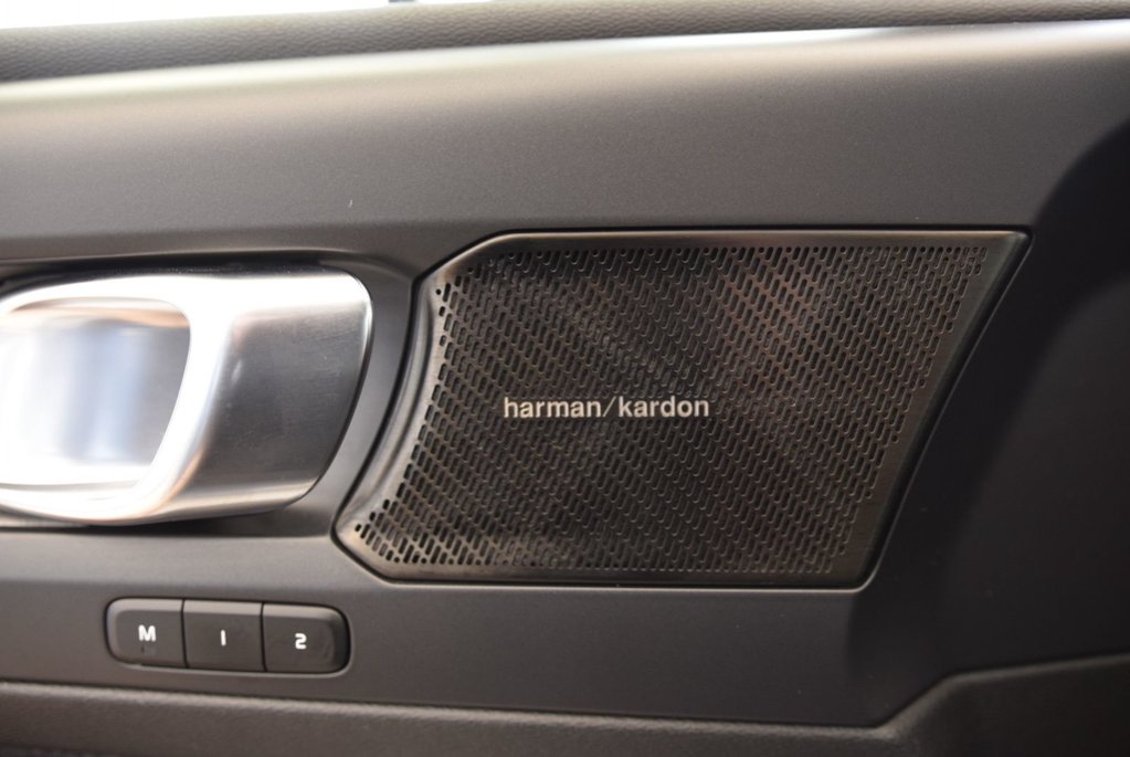2023 Volvo XC40 Plus Dark Theme+HARMAN+AWD in Laval, Quebec - 28 - w1024h768px