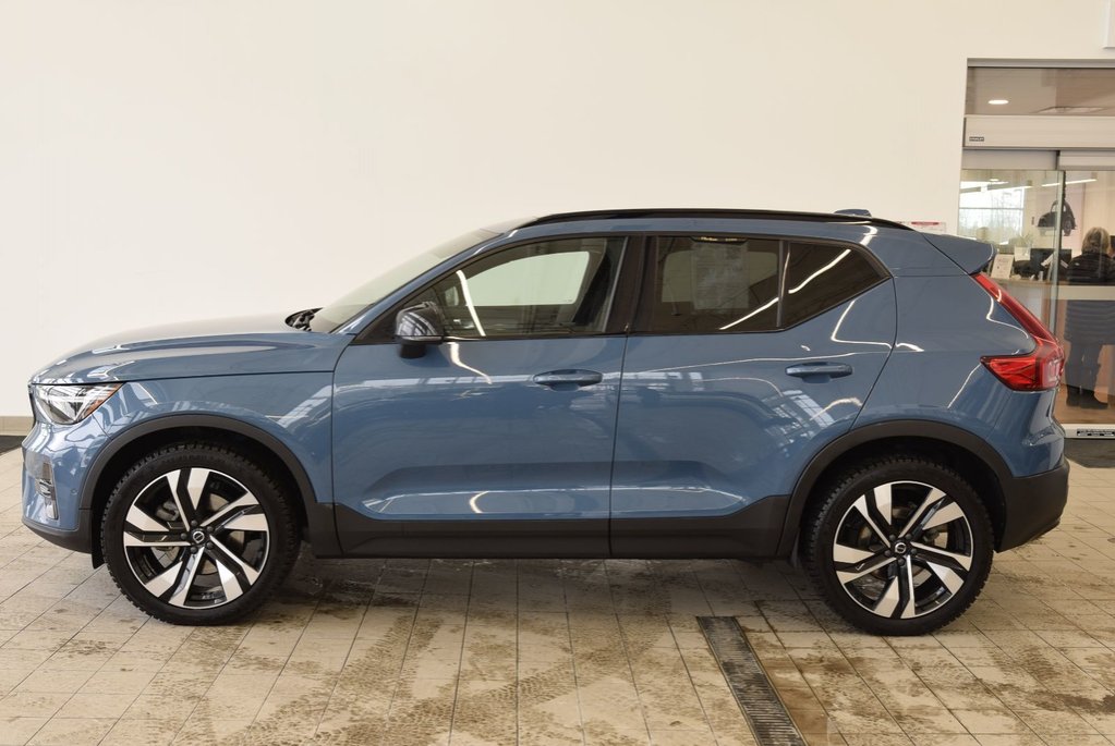 2023 Volvo XC40 Plus Dark Theme+HARMAN+AWD in Laval, Quebec - 2 - w1024h768px