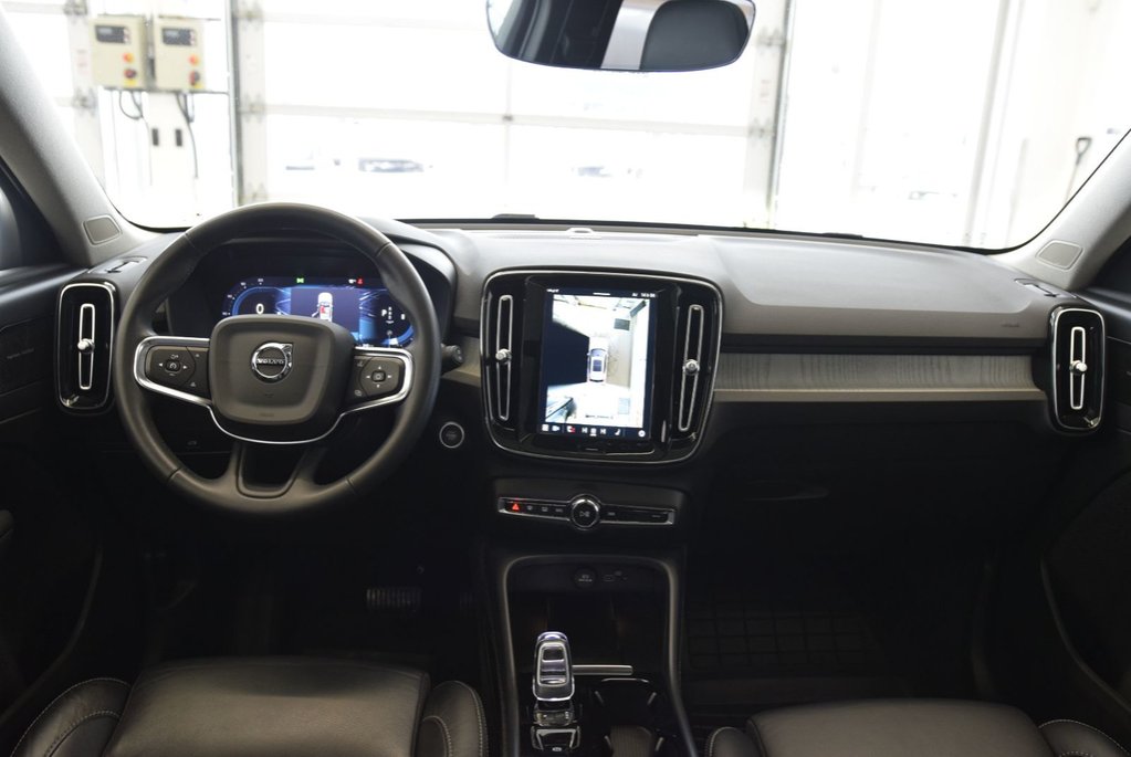 2023 Volvo XC40 Plus Dark Theme+HARMAN+AWD in Laval, Quebec - 8 - w1024h768px