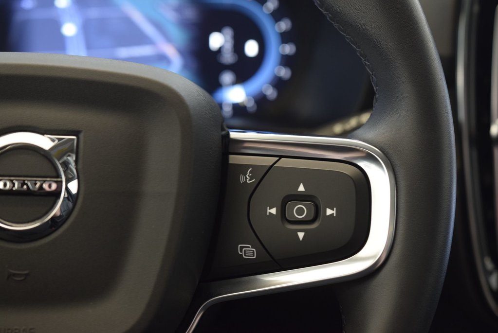 2023 Volvo XC40 Plus Dark Theme+HARMAN+AWD in Laval, Quebec - 13 - w1024h768px