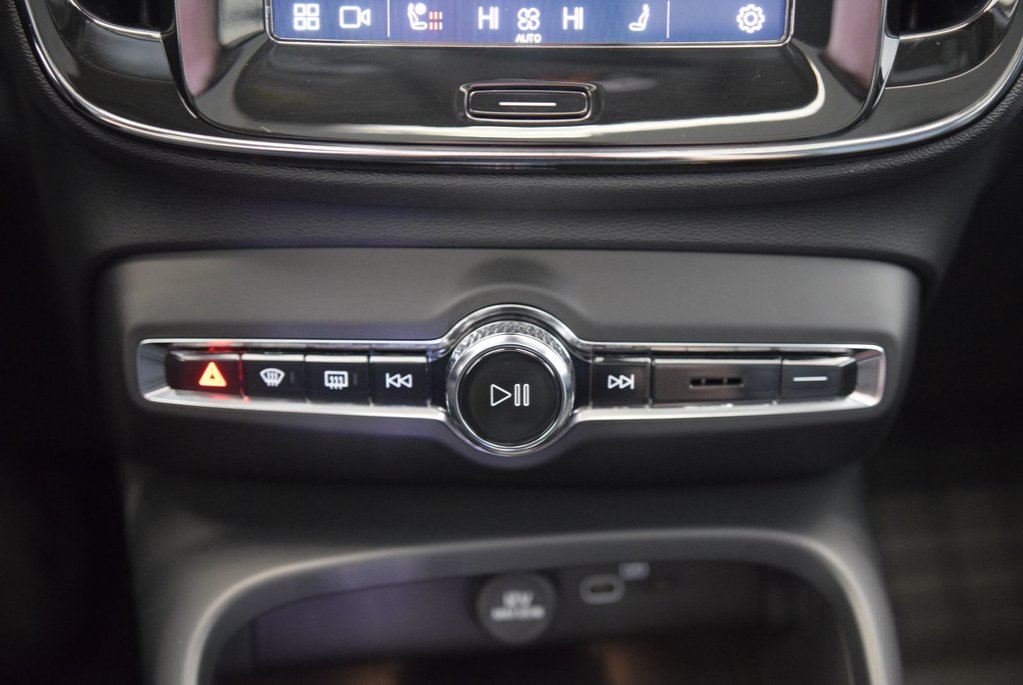 2023 Volvo XC40 Plus Dark Theme+HARMAN+AWD in Laval, Quebec - 23 - w1024h768px