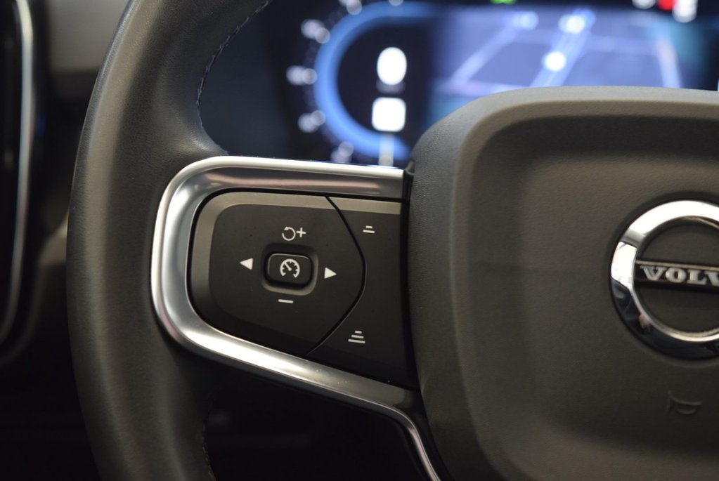 2023 Volvo XC40 Plus Dark Theme+HARMAN+AWD in Laval, Quebec - 12 - w1024h768px