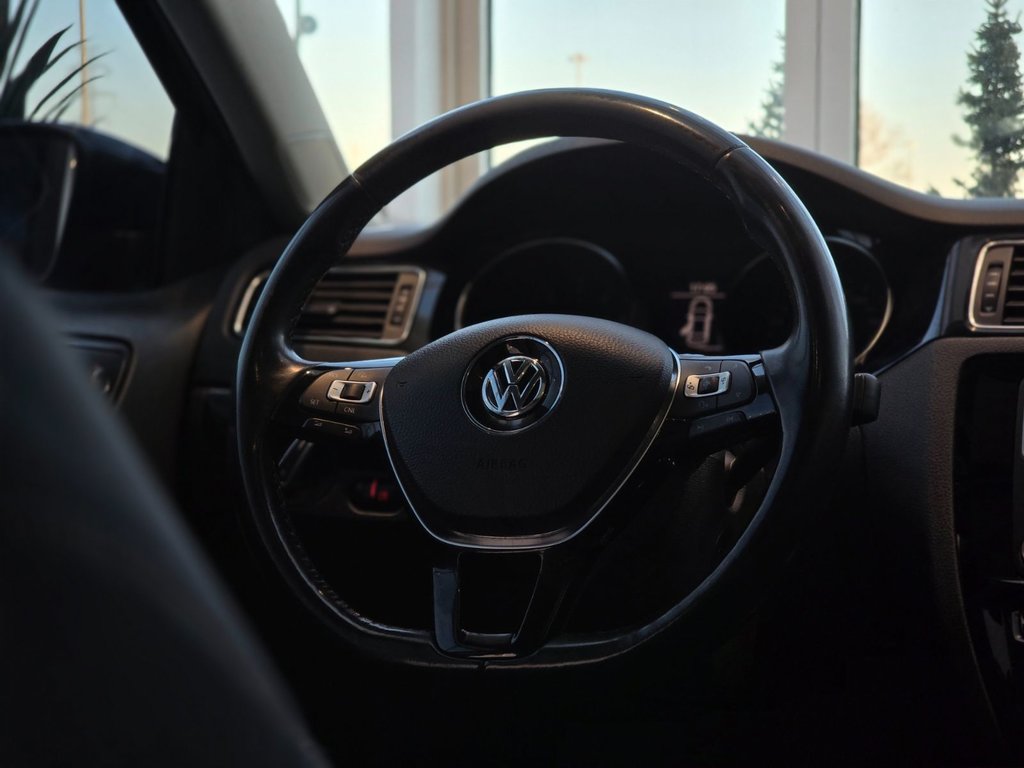 Volkswagen Jetta Wolfsburg Edition BAS KM | TOIT | CARPLAY | CAMÉRA 2017 à Laval, Québec - 12 - w1024h768px