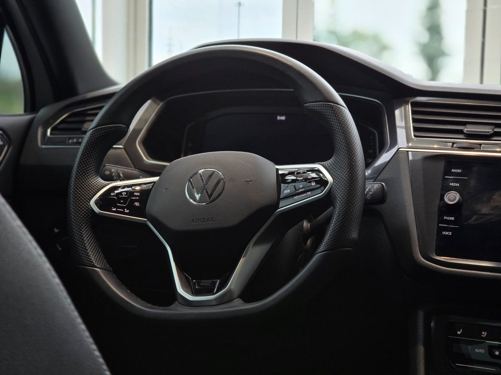 Volkswagen Tiguan Highline R-Line | NAVIGATION | CUIR | DÉMAREUR +++ 2023 à Laval, Québec - 12 - w1024h768px
