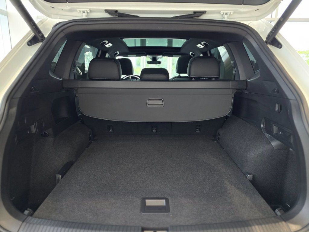Volkswagen Tiguan Highline R-Line | NAVIGATION | CUIR | DÉMAREUR +++ 2023 à Laval, Québec - 9 - w1024h768px