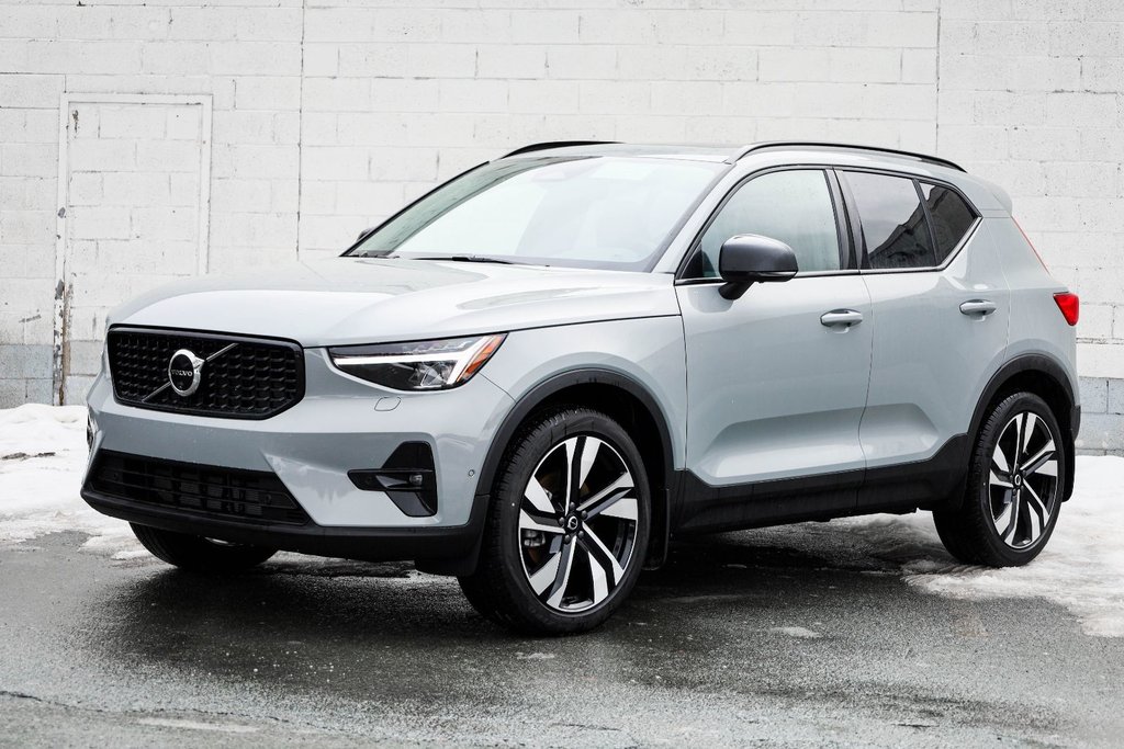 2026 Volvo XC40 Plus (Dark Theme)-5