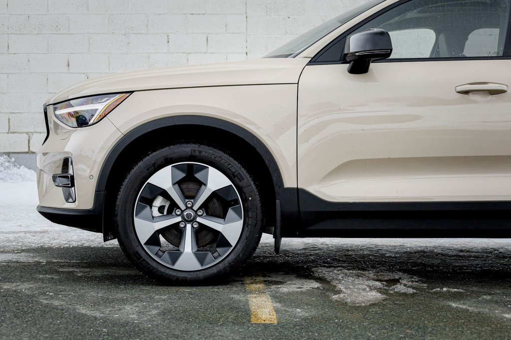 2026 Volvo XC40 Plus (Dark Theme)-1