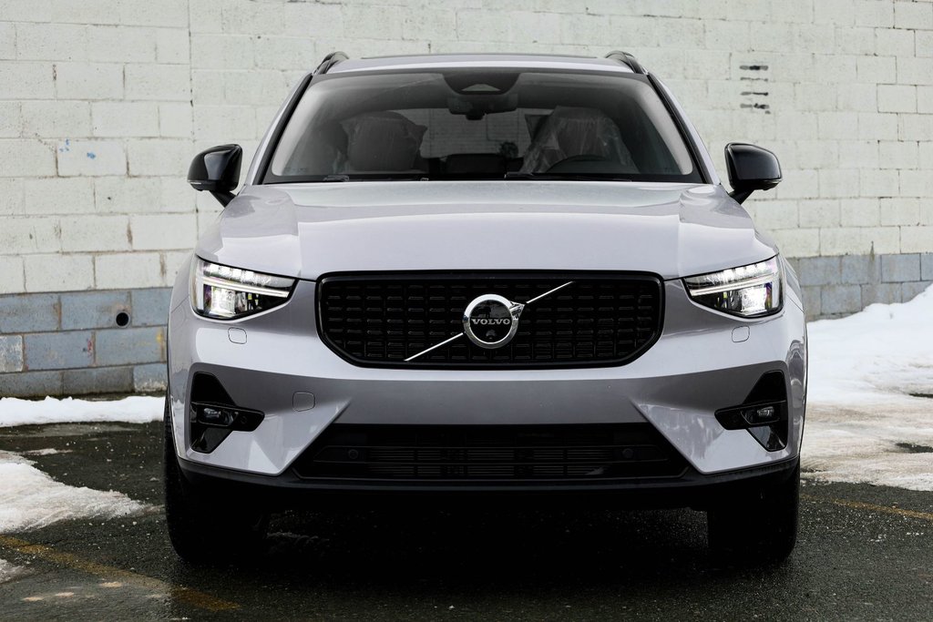 2026 Volvo XC40 Core (Dark Theme)-4