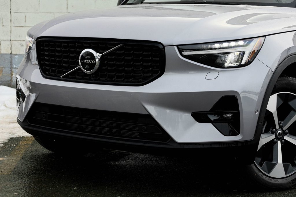 2026 Volvo XC40 Core (Dark Theme)-3