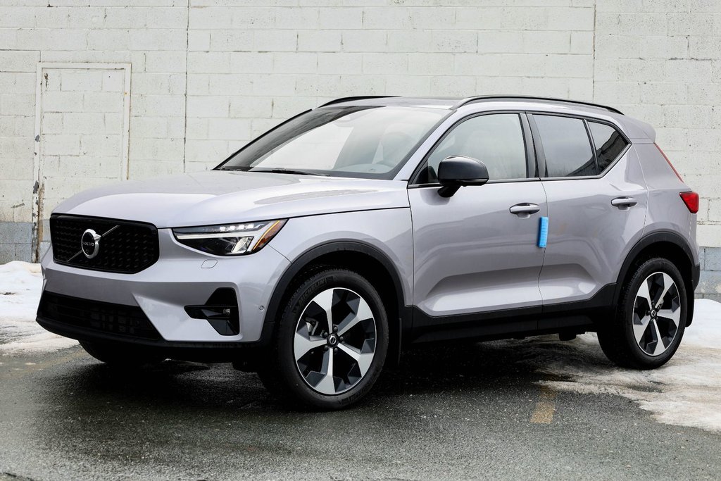 2026 Volvo XC40 Core (Dark Theme)-5