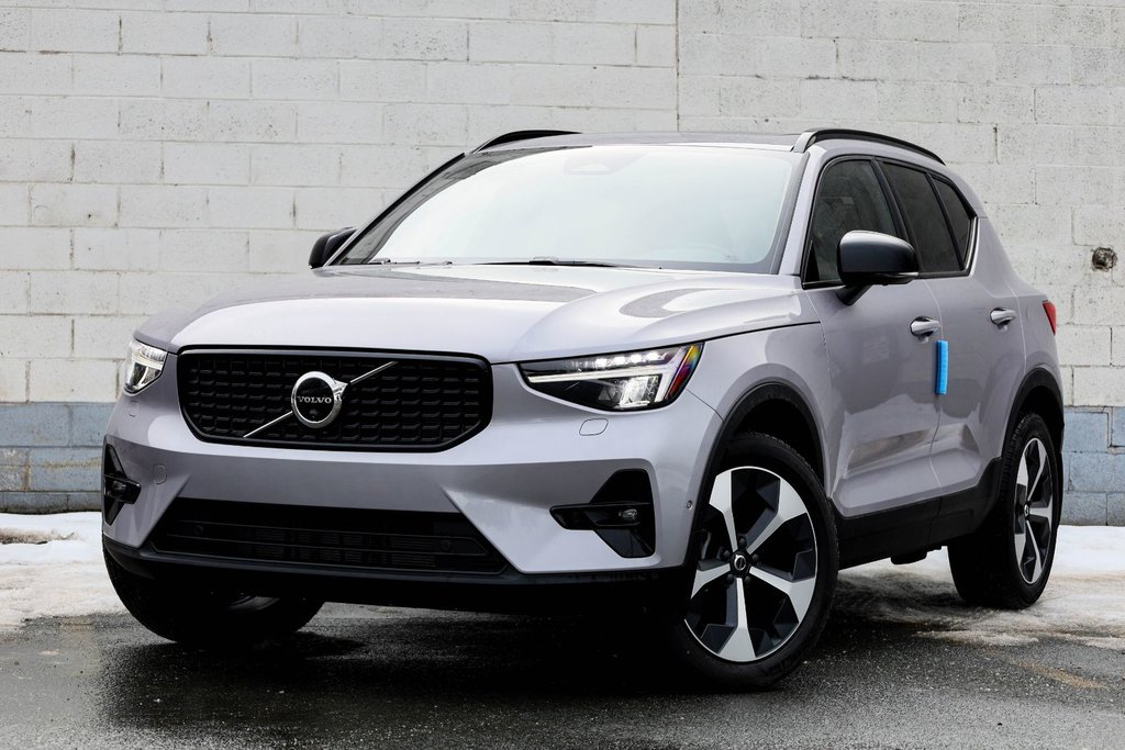 2026 Volvo XC40 Core (Dark Theme)-2