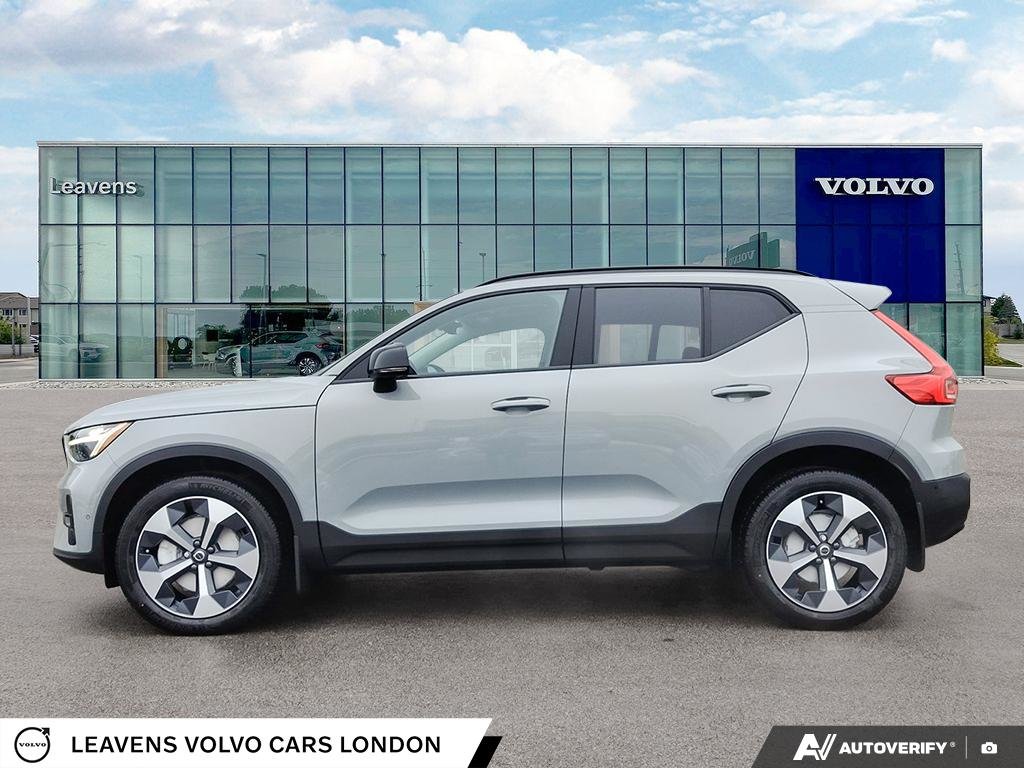 2026 Volvo XC40 PLUS DARK THEME-2