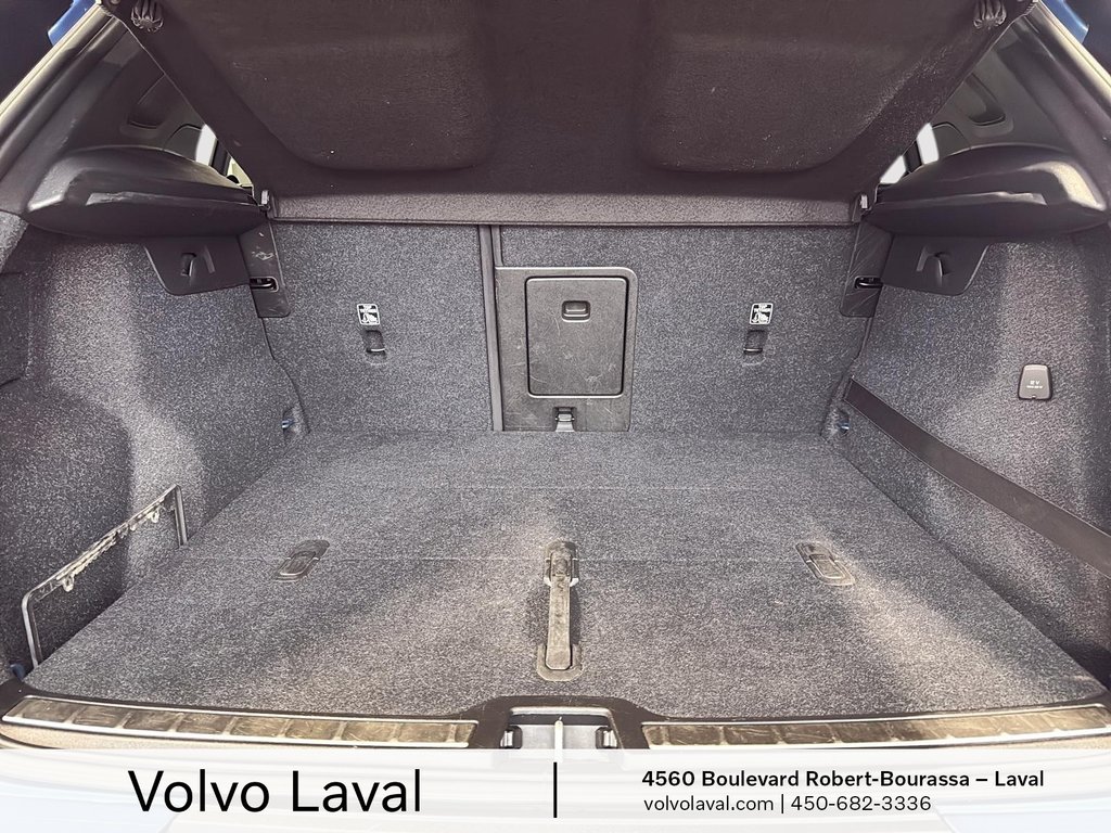 2019 Volvo XC40 R-Design in Laval, Quebec - 17 - w1024h768px
