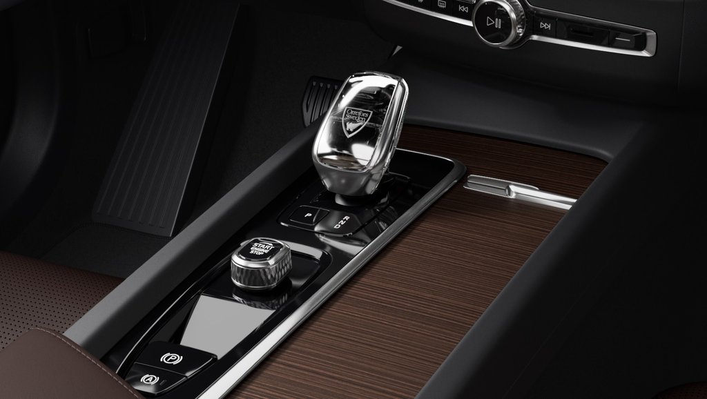 2025 Volvo XC60 HYBRIDE RECHARGEABLE ULTRA VERSION FONCÉE in Laval, Quebec - 9 - w1024h768px