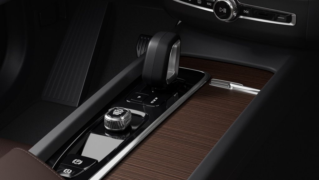 Volvo XC60 HYBRIDE RECHARGEABLE PLUS VERSION FONCÉE 2025 à Laval, Québec - 9 - w1024h768px