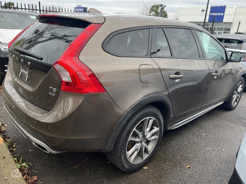 2015  V60 Cross Country T5 AWD Premier in Laval, Quebec - 8 - w1024h768px