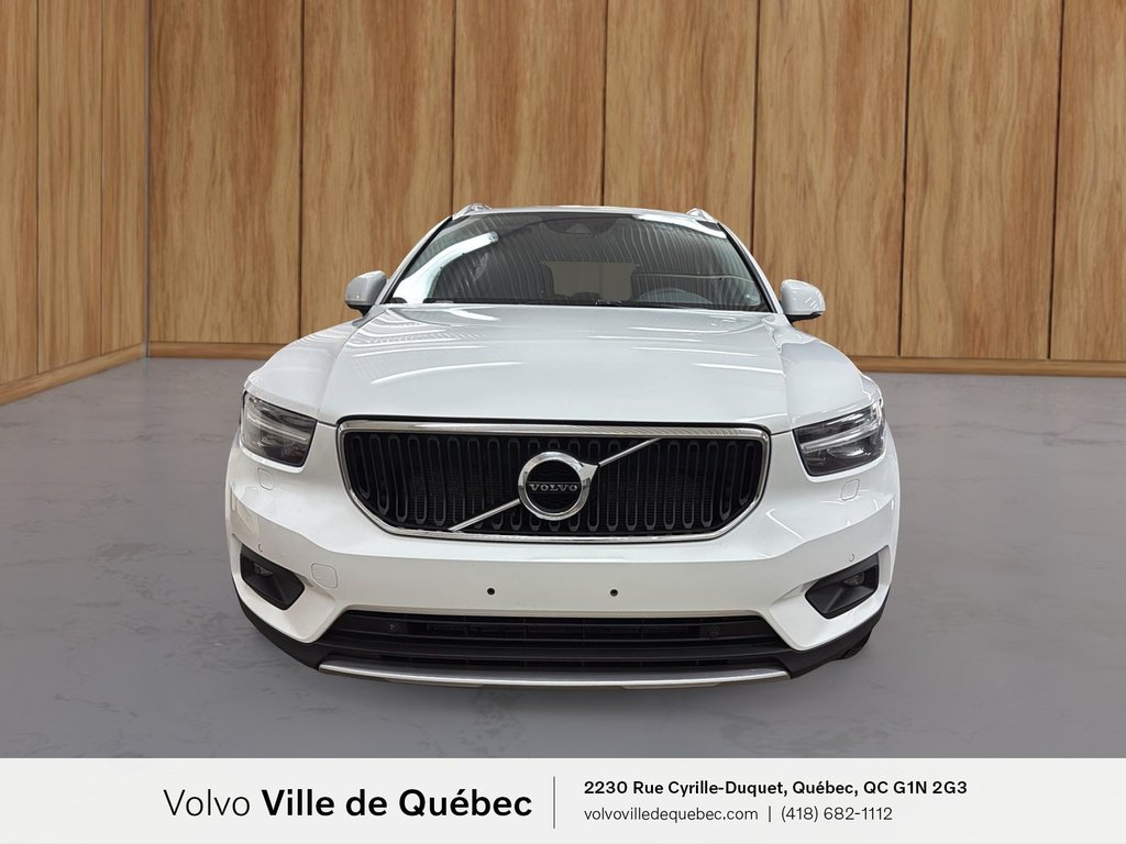 2022 Volvo XC40 Momentum-1