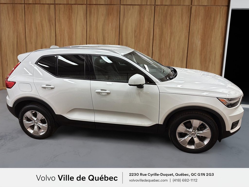2022 Volvo XC40 Momentum-2