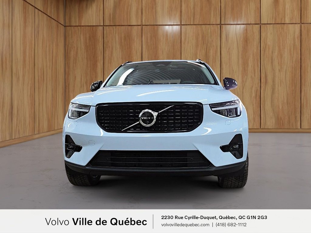 Volvo XC40 Plus Dark Theme 2026-2