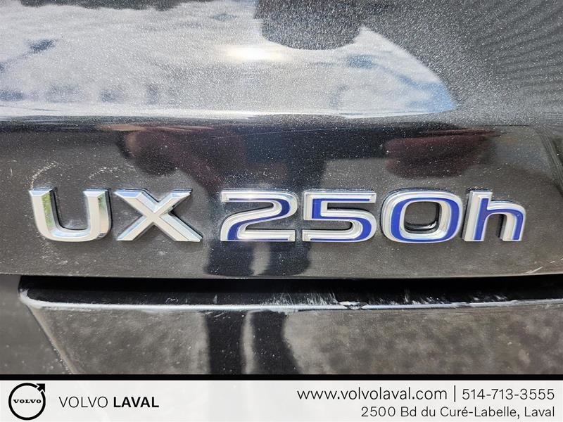 UXH UX 250h AWD 2022 à Laval, Québec - 9 - w1024h768px