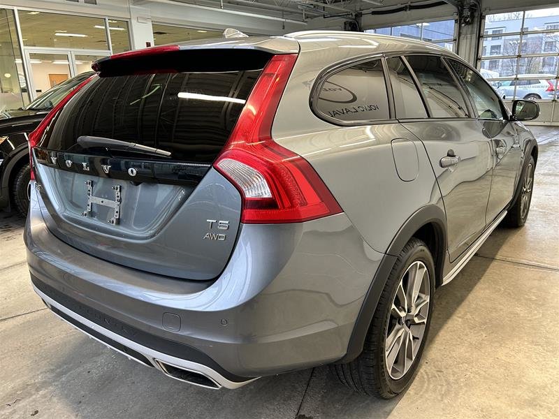 2017  V60 Cross Country T5 AWD Premier in Laval, Quebec - 4 - w1024h768px