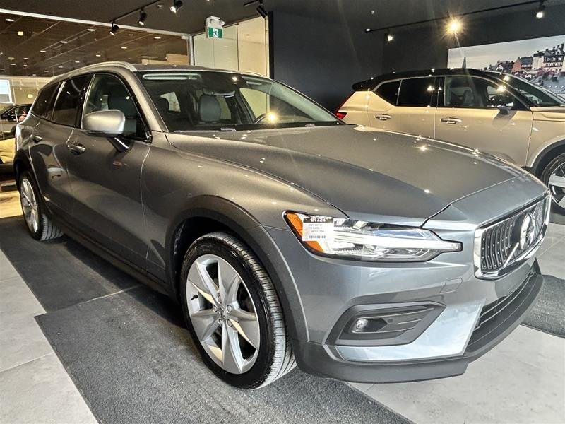 2021  V60 Cross Country T5 AWD in Laval, Quebec - 5 - w1024h768px