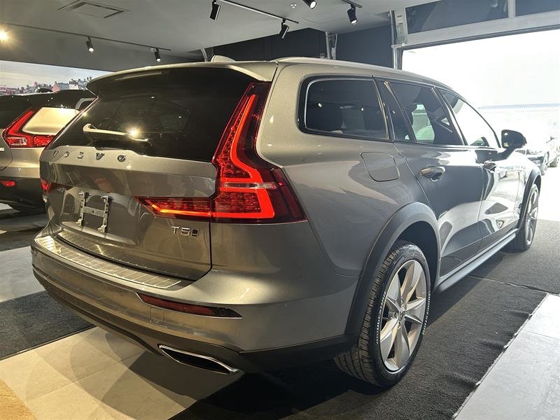2021  V60 Cross Country T5 AWD in Laval, Quebec - 5 - w1024h768px