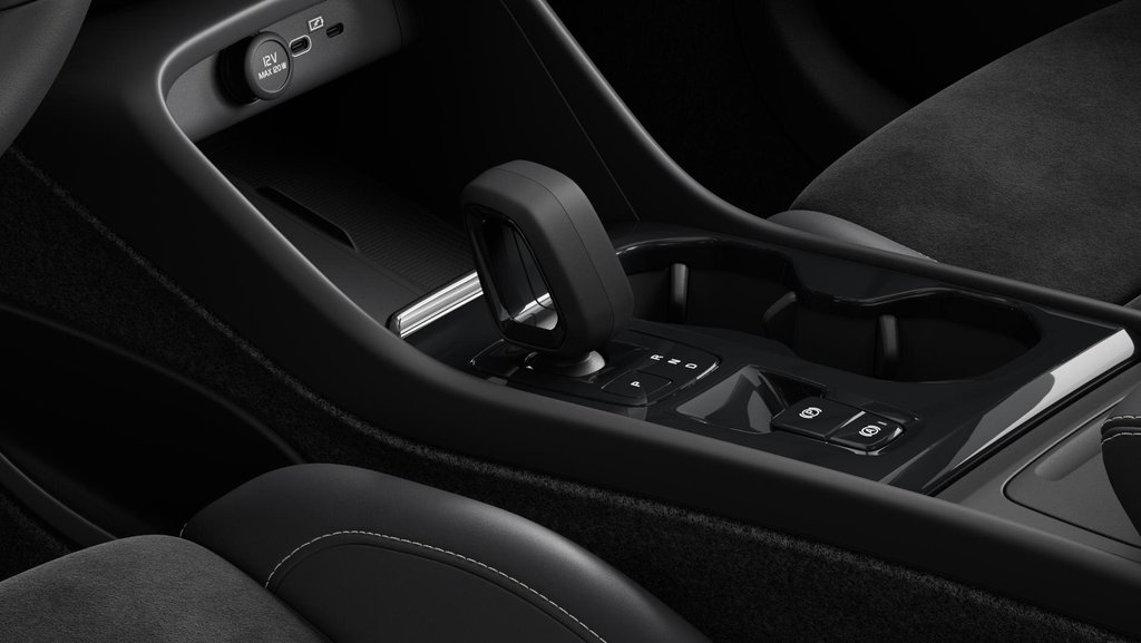 2025 Volvo XC40 Plus Dark Theme in Laval, Quebec - 9 - w1024h768px