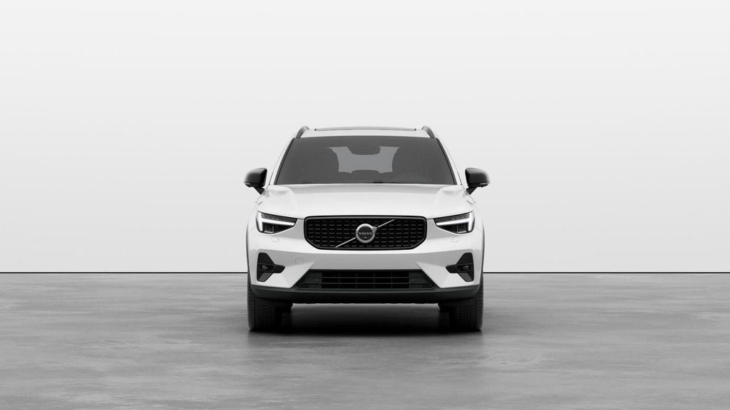 Volvo XC40 Plus Dark Theme 2025-2