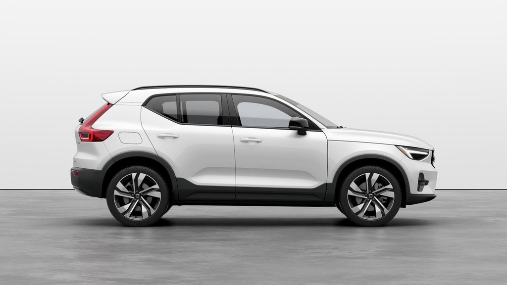 Volvo XC40 Plus Dark Theme 2025-4